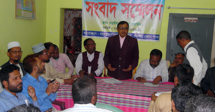 শিক্ষা অফিসারকে নির্দোষ বলছে শিক্ষক সমিতি!