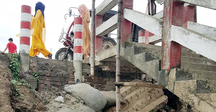 নড়াইলে সেতু সংলগ্ন মাটি ধস, সংস্কার হয়নি ৪ মাসেও