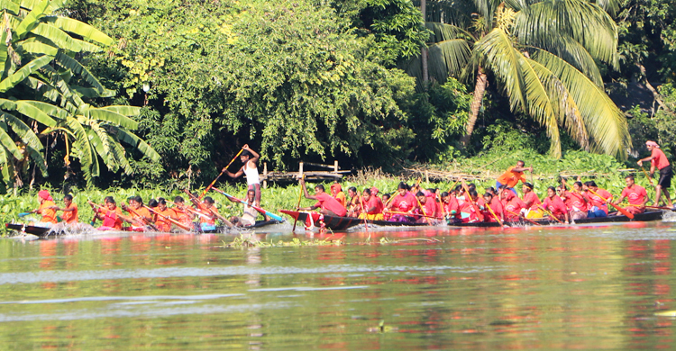 চিত্রা নদীতে নৌকাবাইচ দেখতে মানুষের ভিড়