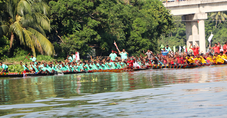 চিত্রা নদীতে নৌকাবাইচ দেখতে মানুষের ভিড়
