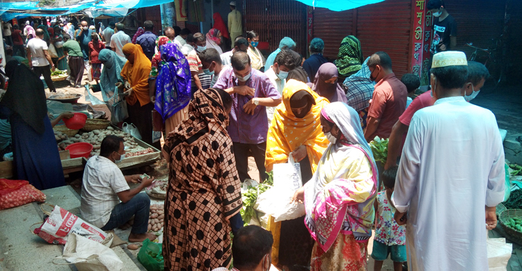 কঠোর লকডাউনের ঘোষণায় নড়াইলে বাজারে মানুষের ভিড়