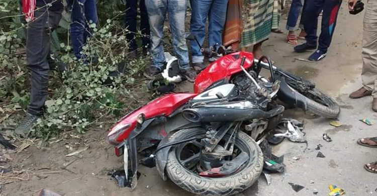 ভটভটির ধাক্কায় প্রাণ গেলো মোটরসাইকেল আরোহীর