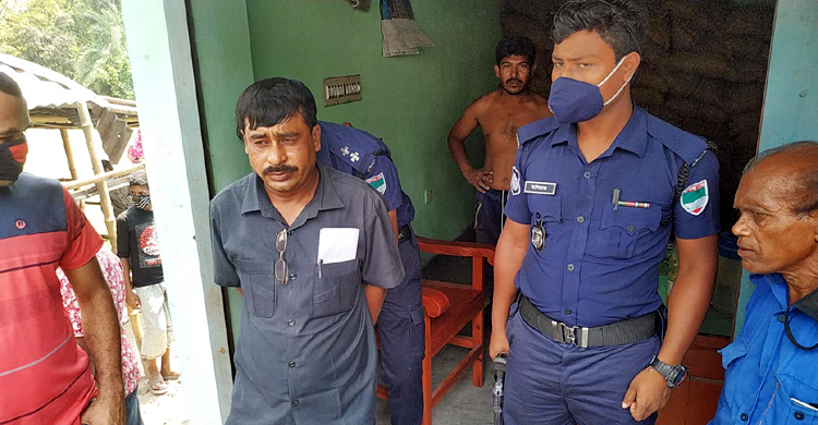 চাল চুরি করে ধরা খেলেন আ.লীগ নেতা