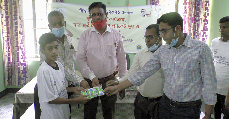 প্যাকেটজাত দুধ ও টি-শার্ট পেল এক হাজার শিক্ষার্থী