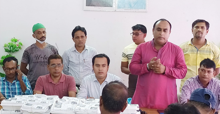 শেখ হাসিনার জন্মদিনে মাশরাফির উদ্যোগে খাবার বিতরণ