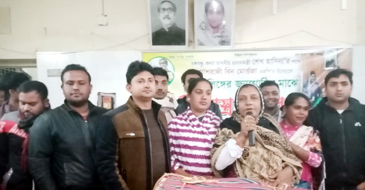 মাশরাফির উদ্যোগে তৃতীয় লিঙ্গের সদস্যদের শীতবস্ত্র বিতরণ