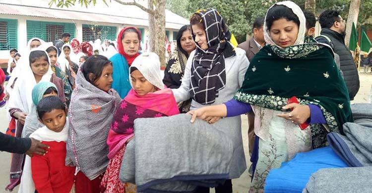 মাশরাফির অনুপস্থিতিতে মাঠে ছুটছেন স্ত্রী সুমনা হক