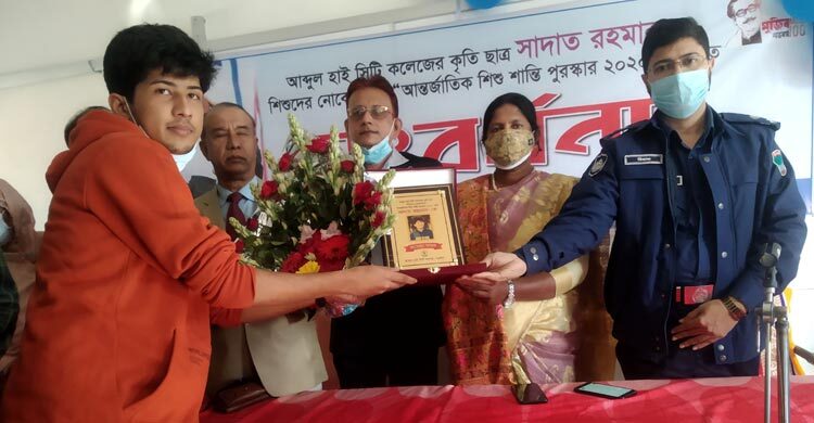 নিজ কলেজে সংবর্ধনা পেল শিশু শান্তি পুরস্কার জয়ী সাদাত