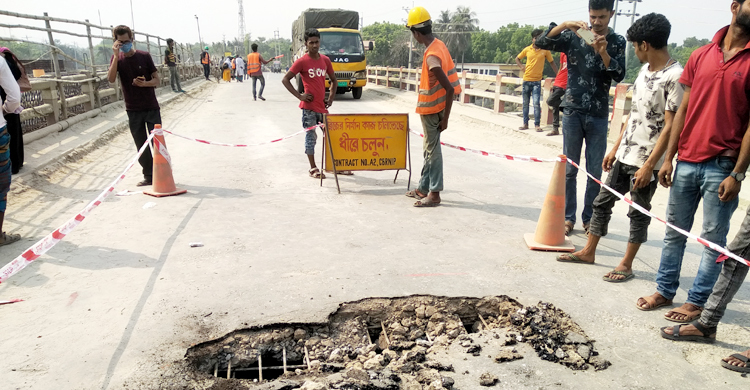 নড়াইলে সেতু ধসে যান চলাচল বন্ধ
