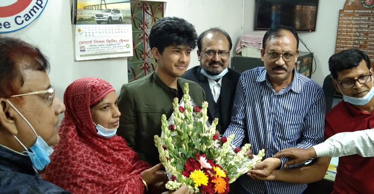 নড়াইলে ফুলেল শুভেচ্ছায় সিক্ত শিশু শান্তি পুরস্কারে ভূষিত সাদাত