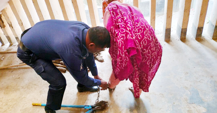 দু’দিন ধরে স্ত্রীকে শিকলে বেঁধে রাখলেন স্বামী