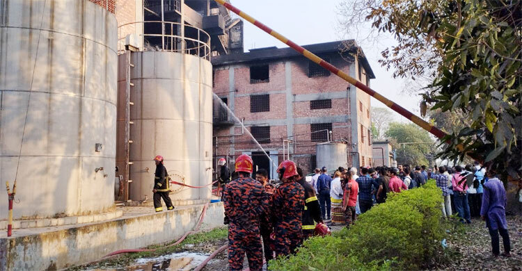 নারায়ণগঞ্জে কেমিক্যাল ফ্যাক্টরির আগুন নিয়ন্ত্রণে