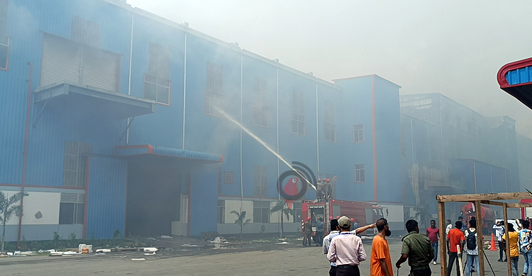 মেঘনা শিল্পাঞ্চলে কার্টন কারখানার আগুন নিয়ন্ত্রণে