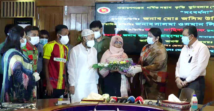 করোনায় রাজমিস্ত্রির কাজ করা ফুটবলারকে ডেকে নিলেন লিপি ওসমান