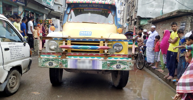 বাবার সঙ্গে ঘুরতে বেরিয়ে ট্রাকচাপায় শিশুর মৃত্যু