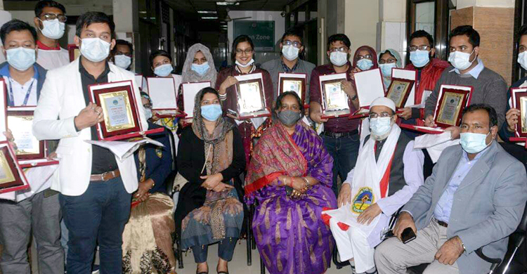 মেয়র আইভীর সম্মাননা পেলেন ২৩ চিকিৎসক