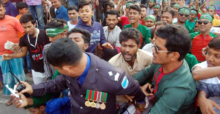 পুলিশ কর্মকর্তার সঙ্গে বিএনপি নেতাদের ধস্তাধস্তি