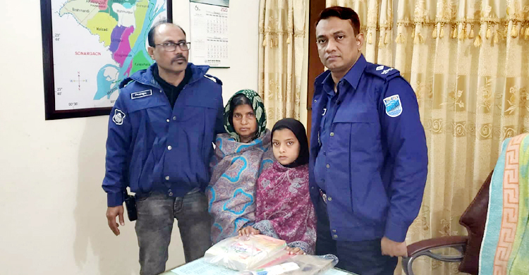 মা-বাবা হারা স্বপ্নার দায়িত্ব নিলেন ওসি