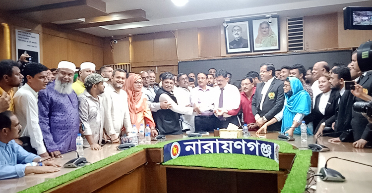 নারায়ণগঞ্জে মনোনয়নপত্র জমা দিলেন দুই পা হারানো চন্দন শীল