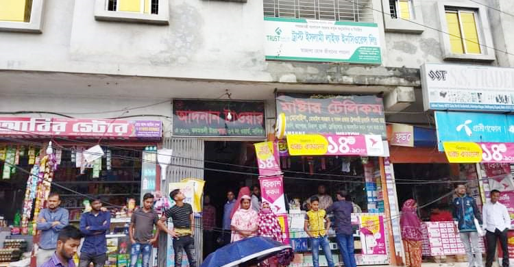 ব্যানার লাগাতে গিয়ে ছাদ থেকে পড়ে কিশোর নিহত