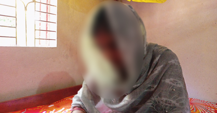 বিয়ে ছাড়া বাড়ি ছাড়বো না: অনশনরত তরুণী