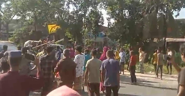 বকেয়া বেতনের দাবিতে নারায়ণগঞ্জে শ্রমিকদের বিক্ষোভ