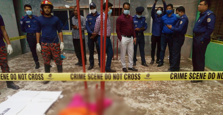 পুলিশ ফাঁড়ির সামনের ভবনের ছাদ থেকে নারীর লাশ উদ্ধার