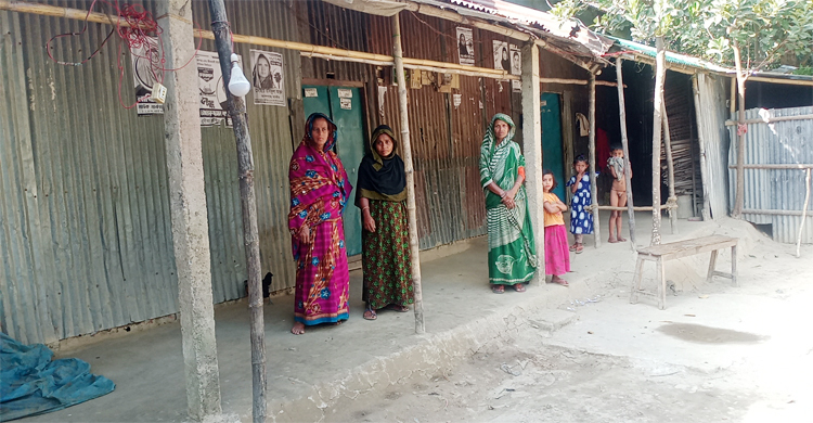 পুলিশ আতঙ্কে পুরুষশূন্য গ্রাম, মানবেতর জীবনযাপন নারীদের