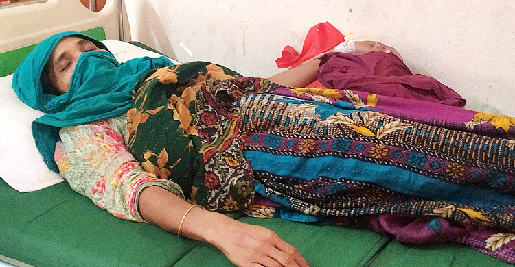 পুকুরে হাঁস নামায় দুই নারীকে চুবানি