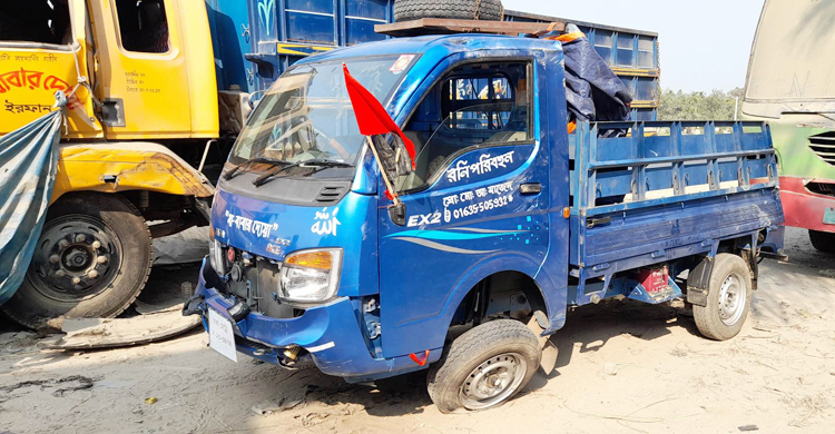 টাঙ্গাইলে পিকআপ উল্টে নিহত ৩ যাত্রীর পরিচয় মিলেছে