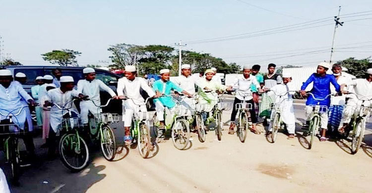 টানা ৪০ দিন জামাতে নামাজ পড়ে সাইকেল পেল ২৭ কিশোর