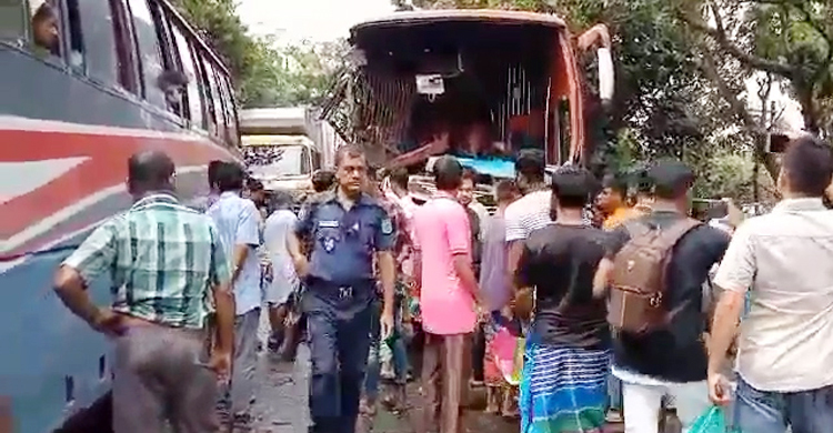 নরসিংদীতে বাস-ট্রাকের মুখোমুখি সংঘর্ষে নিহত ১, আহত ১৫