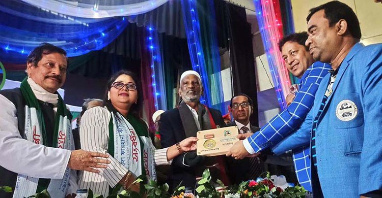 বীরগর্ভাদের সম্মান দেয়ায় নরসিংদীর ডিসিকে মুক্তিযোদ্ধাদের সংবর্ধনা