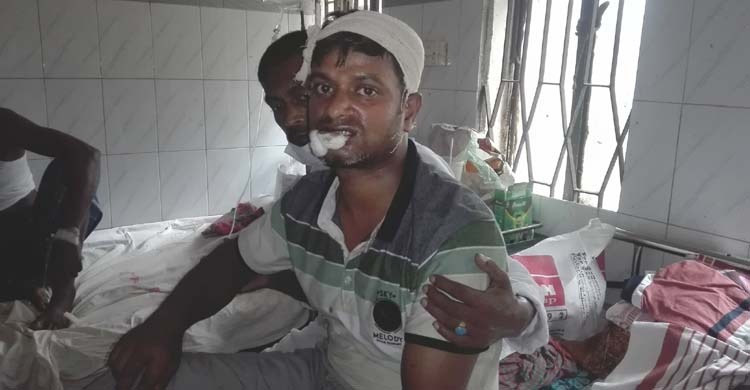 নরসিংদীতে জমি নিয়ে দ্বন্দ্ব, প্রতিবেশীর হামলায় দম্পতি আহত