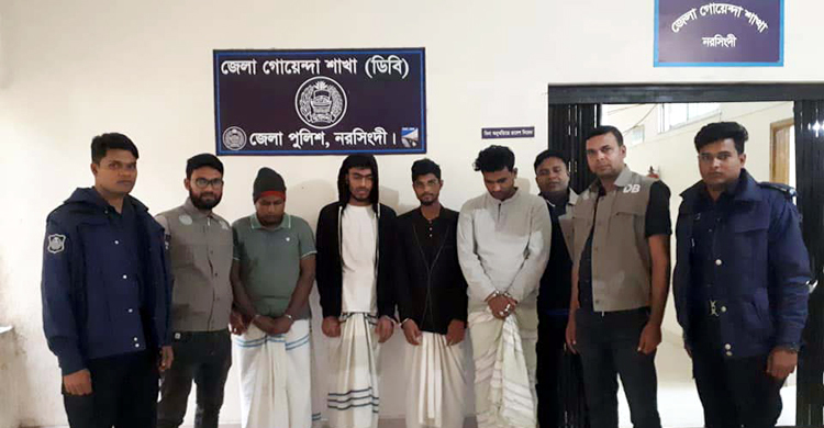ক্যামেরা নিয়ে দ্বন্দ্বে বন্ধুকে কুপিয়ে হত্যা, চার বন্ধু গ্রেফতার