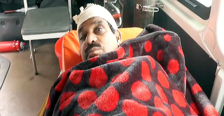 আ.লীগের সম্মেলন থেকে ফেরার পথে সাংবাদিককে কুপিয়ে রক্তাক্ত