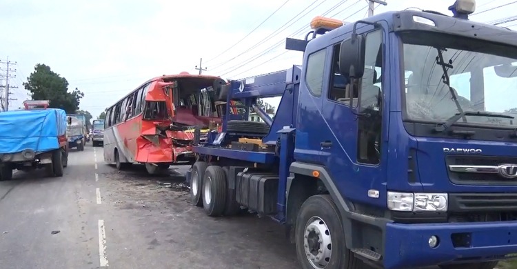 নরসিংদীতে বাস-ট্রাক-প্রাইভেটকারের ত্রিমুখী সংঘর্ষে নিহত ১