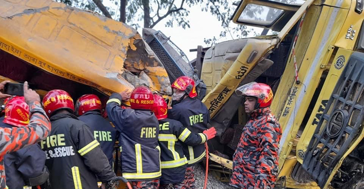রায়পুরায় দুই ট্রাকের মুখোমুখি সংঘর্ষে হেলপার নিহত