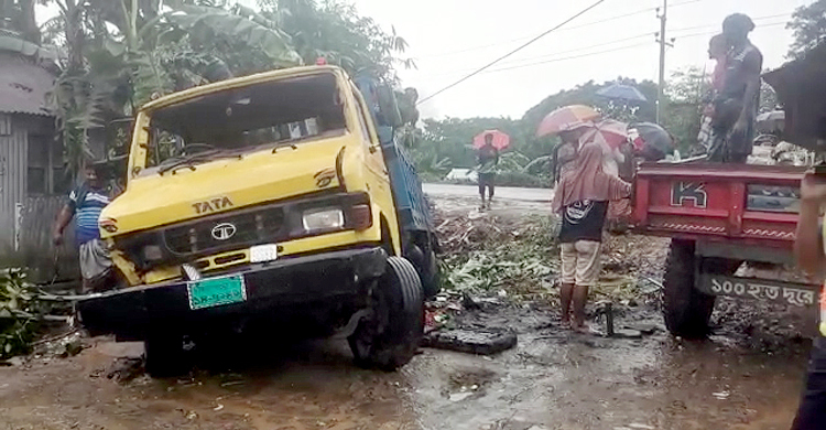 অটোরিকশাকে চাপা দিয়ে সবজি বাজারে ট্রাক, নিহত ৪