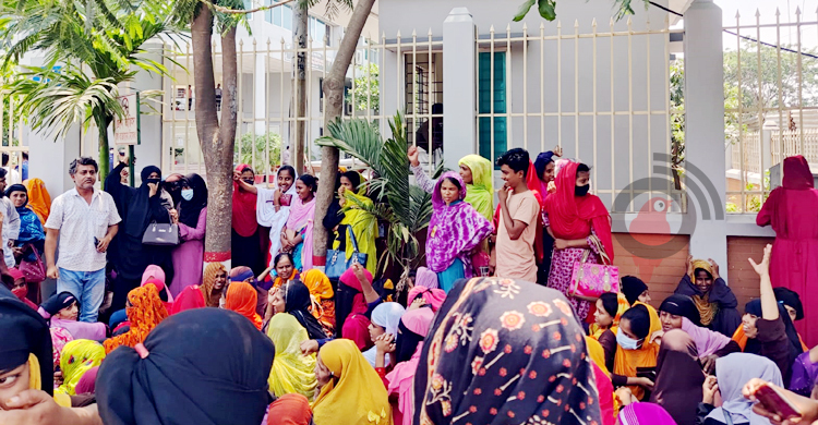 গার্মেন্টে তালা, বকেয়া বেতন দাবিতে বিক্ষোভে শ্রমিকরা