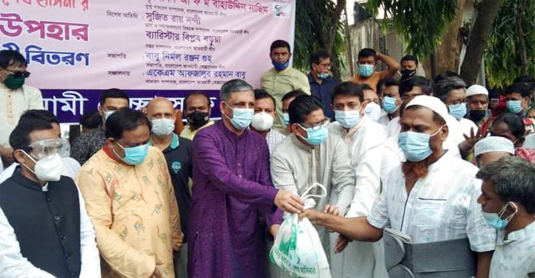 কলাবাগানে ৫০০ পরিবারকে স্বেচ্ছাসেবক লীগের ঈদ সামগ্রী বিতরণ