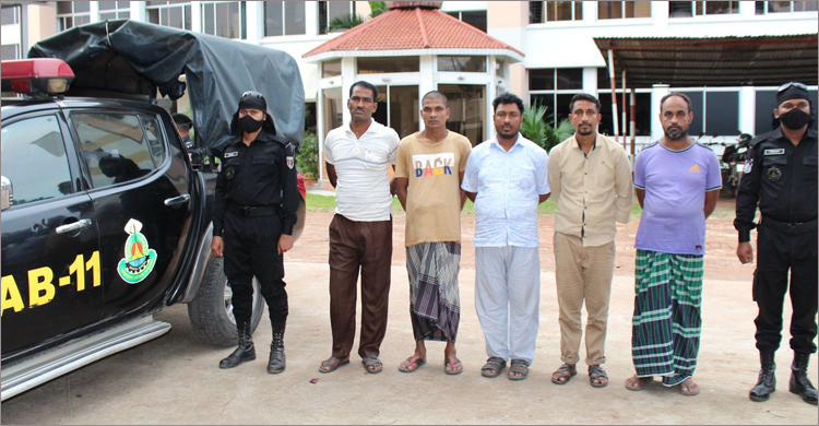 সোনারগাঁয়ে জুয়ার আসর থেকে আটক ৫