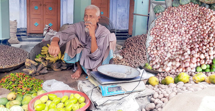 গুরুদাসপুরে চাল-ডাল-তেল-পেঁয়াজের দামে নাকাল ক্রেতা