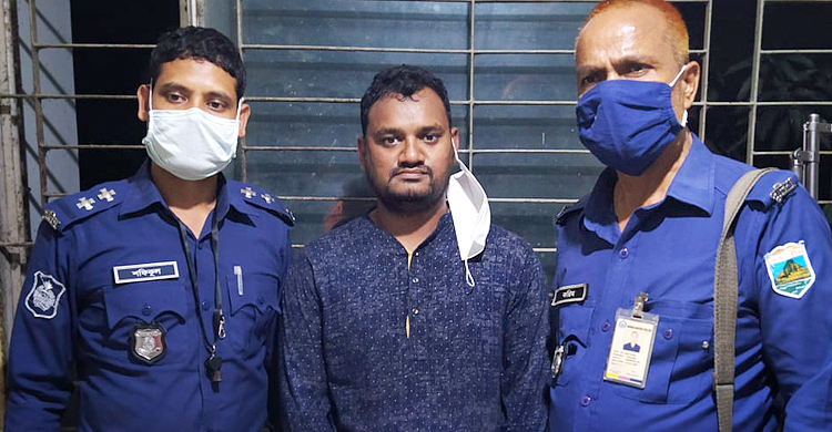 ক্রেতা সেজে গয়না নিয়ে পালানোর সময় চোর আটক