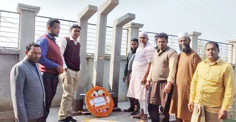 জুতা পায়ে শহীদ মিনারে শিক্ষক-সভাপতি