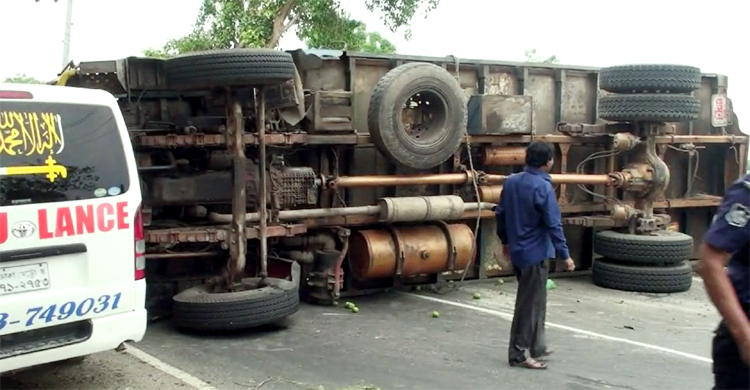 মেয়েকে রক্ষায় নিজের জীবন দিলেন মা