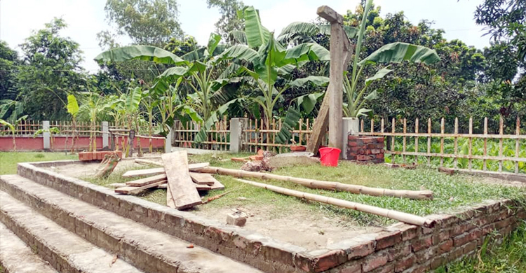 নির্মাণের আগেই ভেঙে পড়ল শহীদ মিনার