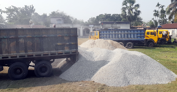 স্কুলমাঠজুড়ে নির্মাণসামগ্রী, শিক্ষার্থীদের দুর্ভোগ