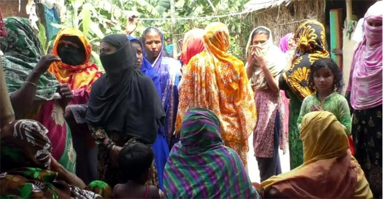 ঘর থেকে বেরিয়েই স্বামীর লাশ পেলেন স্ত্রী