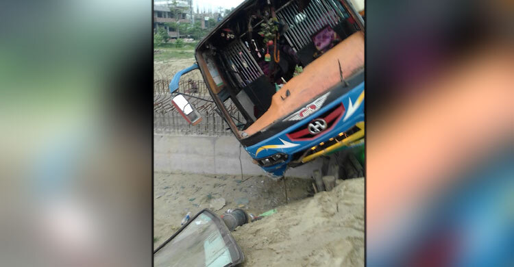 নাটোরে বাস উল্টে স্কুলশিক্ষকের মৃত্যু